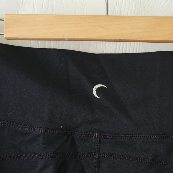 Zyia Black Camo Reflective Pocket Capri - Picture 5 of 9